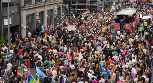 Berlino, veicolo sulla folla al Pride: un morto e 16 feriti